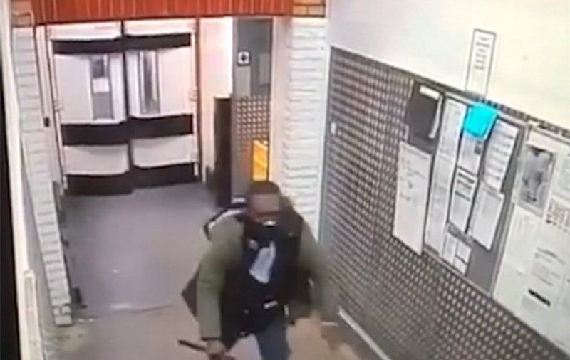 VIDEO | Momentul în care un bărbat a intrat cu un topor într-un supermarket și a fugărit clienții