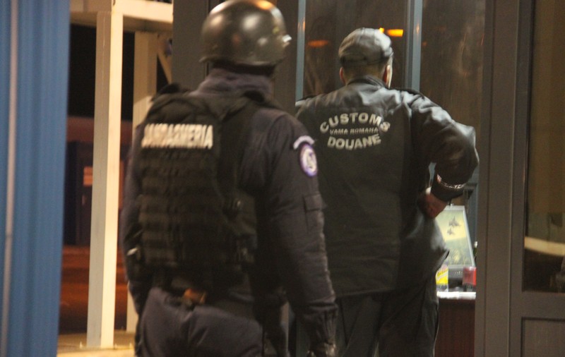 Zeci de vameşi şi poliţişti de frontieră de la Naidăş au fost trimişi în judecată
