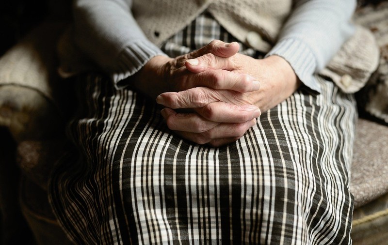 Un nigerian din Cluj, acuzat că ar fi ajutat străini să înșele pensionare din România: se dădeau muzicieni și medici ONU pentru a primi bani