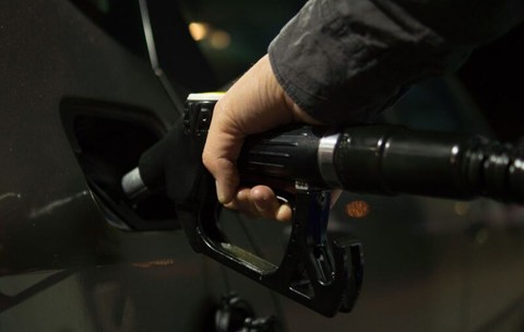 Europa reduce taxele pe carburanți, dar o interdicție analizată de Trump ar putea scumpi din nou motorina