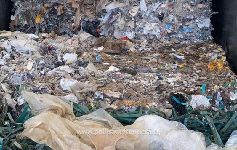 Peste 78 de tone de deșeuri din plastic, cauciucuri şi haine uzate. Produsele care erau expediate din Italia și Germania, oprite la vama Nădlac