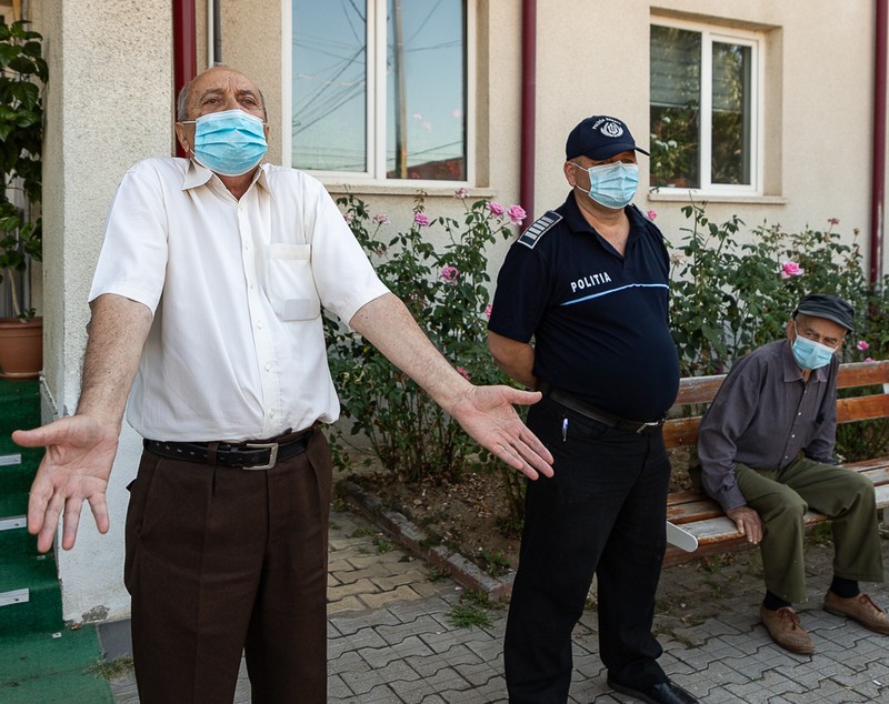 VIDEO | Bătălia pentru apă continuă în Poiana Lacului. Sătenii protestează, primarul le promite apă la program: “Dacă mor, n-au cu ce să mă spele!”