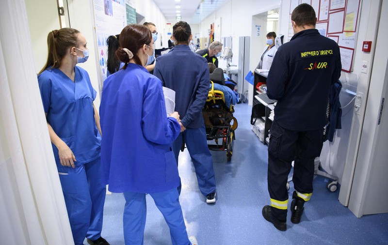 În Elveția, tot mai mulți oameni vor să se infecteze intenționat cu COVID. Autoritățile îi avertizează că acest lucru e ilegal