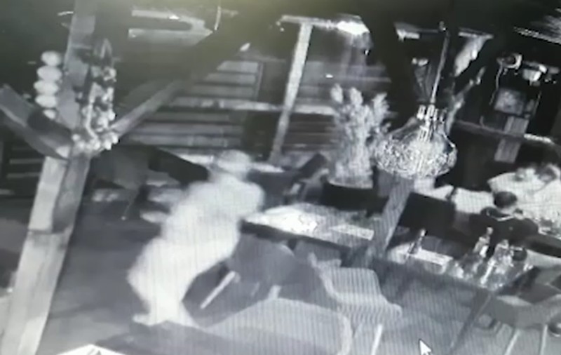 Un polițist a fost bătut de un interlop, sâmbătă noapte, într-un restaurant din București (Atenție, imagini șocante!)