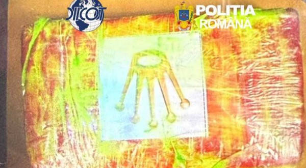 Imagine pe care scrie DIICOT și Poliția Română. De asemenea, apare și un pachet