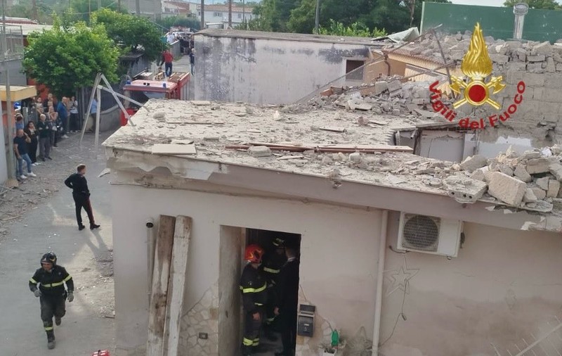 Doi frați de 4 și 6 ani au murit după ce o clădire s-a prăbuşit în apropiere de Napoli, în urma unei explozii VIDEO
