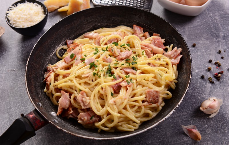 Război în farfuriile italienilor. Pastele carbonara se gătesc greșit de 70 de ani, conform unui chef care a renunțat la ingredientele tradiționale | VIDEO