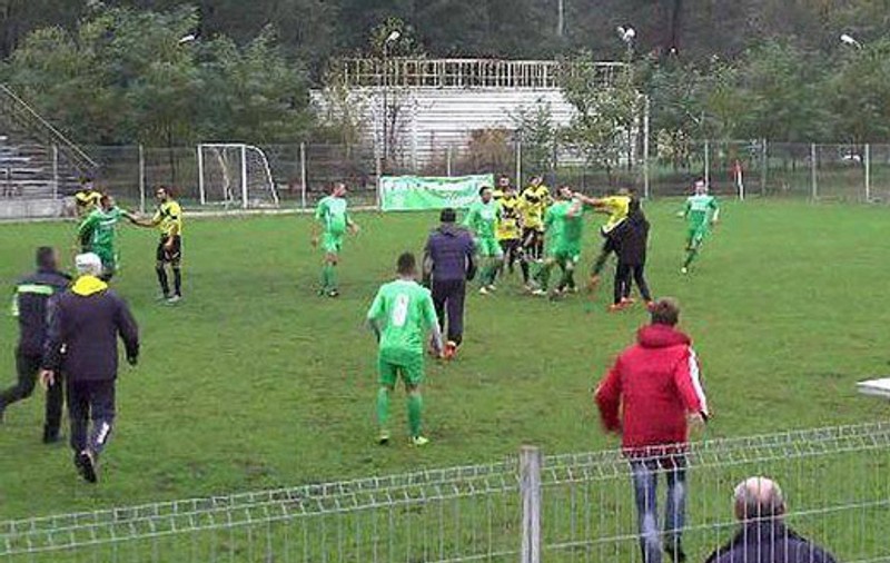 Cea mai tare bătaie pe un stadion din România. Tatăl și fiul au fost loviți în comuna în care locuiesc. Ei erau observator, respectiv arbitru la jocul localnicilor!