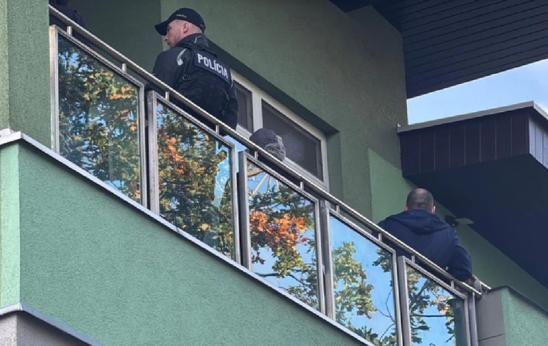 Bebeluș găsit mort în mașina de spălat, înfășurat în prosoape, în Slovacia. Mama a fost eliberată de instanță