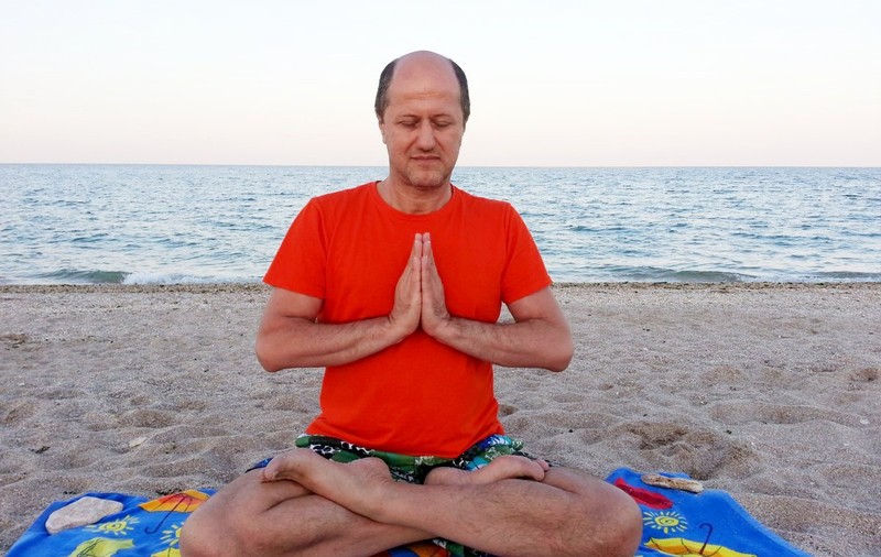 Eugen Mîrtz, instructor de yoga din Bucureşti, reținut de DIICOT, alături de alți patru inculpați. El este acuzat de viol și trafic de persoane
