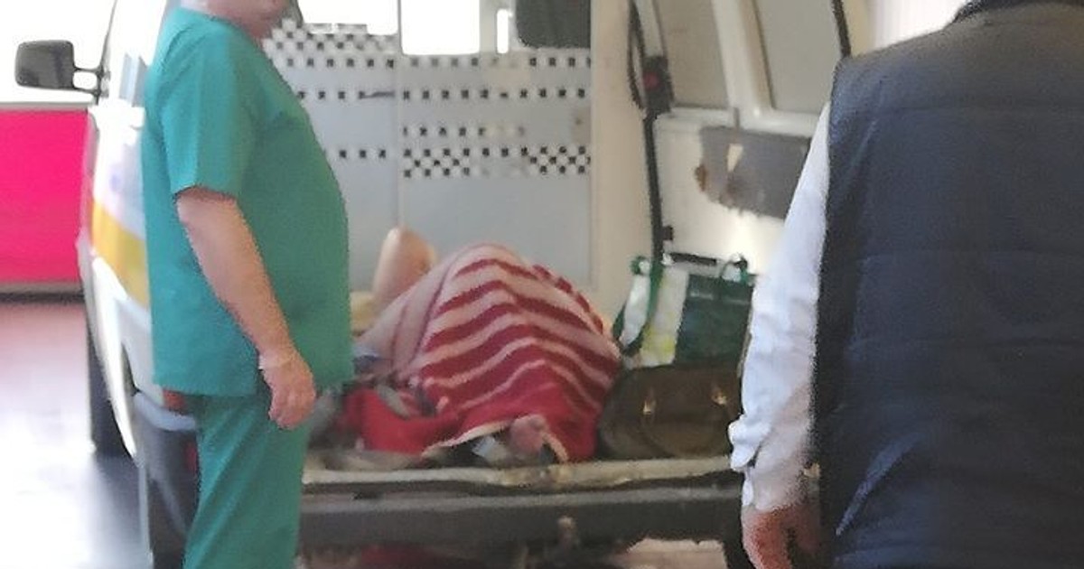 Femeie, legată în chingi și transportată fără targă la Spitalul Județean Alba