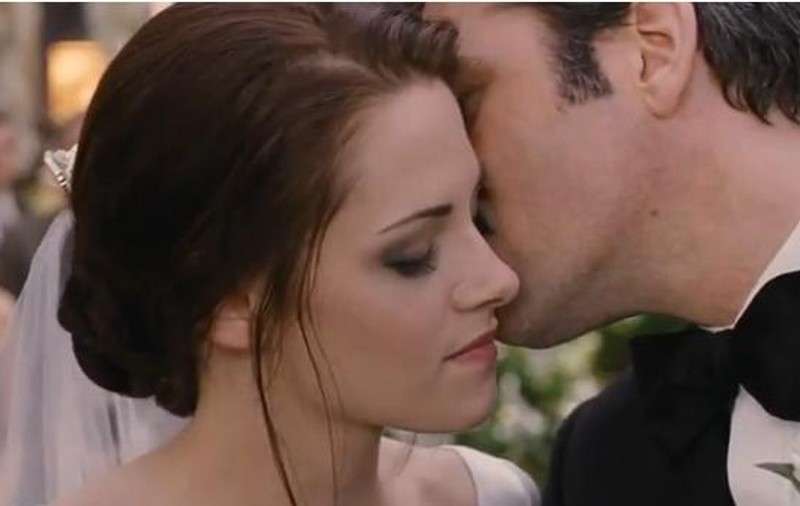 La cererea fanilor! Rochia de mireasă din Amurg/ Twilight, produsă în serie | Video