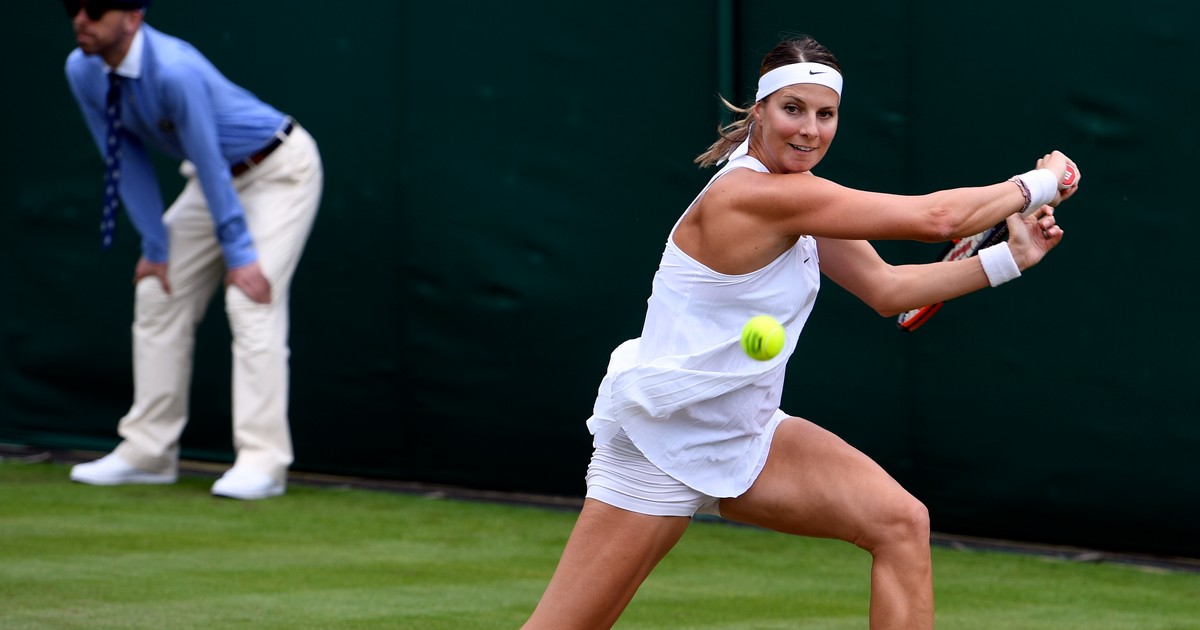 Mandy Minella lovește mingea în timpul meciului cu Francesca Schiavone de la Wimbledon. (FOTO: EPA)