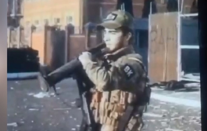 Soldatul rus se distrează și trage cu un lansator de grenade într-o clădire din orașul Sudja: „A primit judecata de apoi” | VIDEO