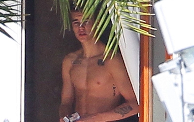 Justin Bieber a ieșit din hotel în chiloți! FOTO