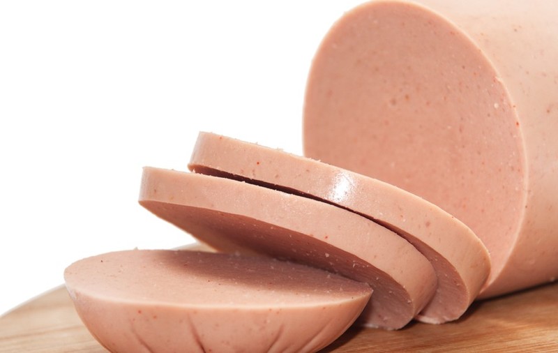 Ce conține parizerul de porc. Peste 55% din doza zilnică de sare în doar 100g de produs