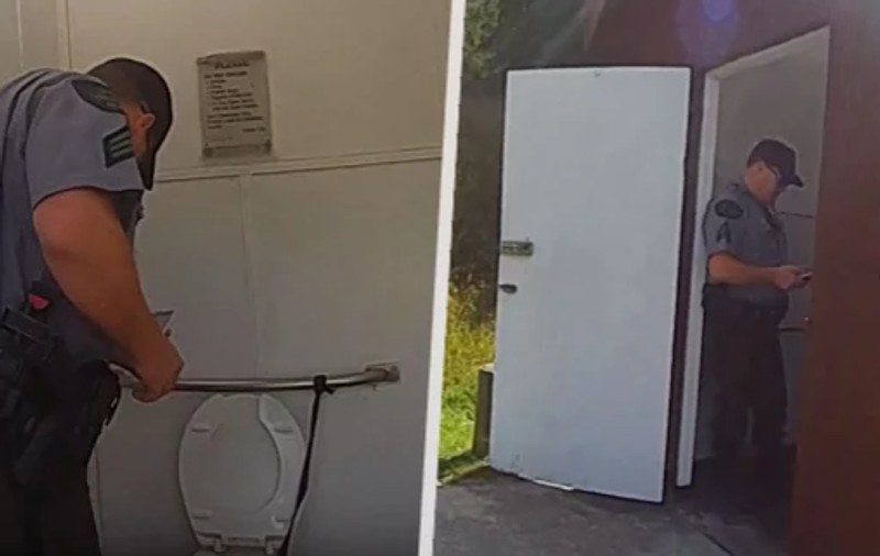 Polițiștii au demontat toaleta în care rămăsese blocată o femeie, în timp ce încerca să-și recupereze ceasul, în SUA
