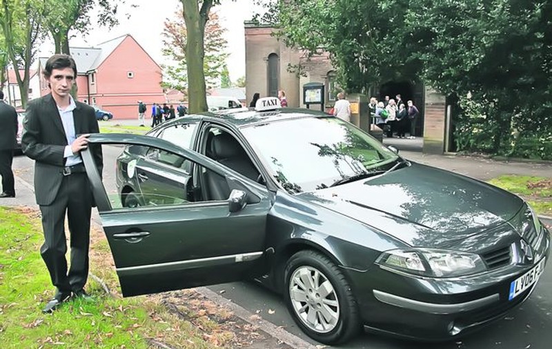Cristian Mărgărit, un oltean din Târgu Jiu, e plătit pentru curse mai puţin obişnuite în Nottingham, Anglia: «Sunt taximetristul unor puşti arestaţi la domiciliu»