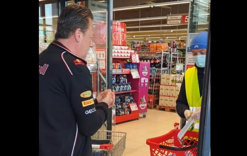 Cum sunt primiți clienții supermarketurilor din Austria: o persoană le dă o mască de protecție, după ce își dezinfectează mâinile
