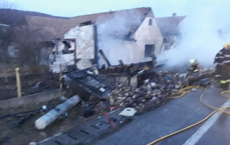 Un camion a ars în urma unui accident în Mureș. Șoferul a lovit un stâlp de electricitate, o ţeavă de gaz și s-a oprit în curtea unei case