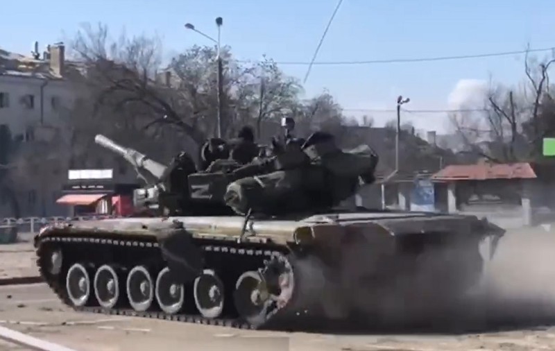 VIDEO | Rușii fac drifturi cu tancul prin Mariupol, printre ruinele orașului complet distrus