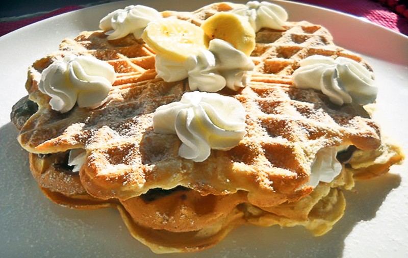 O reţetă pe zi - Waffe cu Finetti, banane şi frişcă