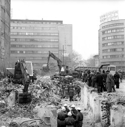 Urmările cutremurului din 1977 în București, fostul bloc Scala. Foto Gabriel Miron