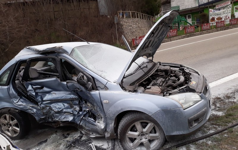 Șapte răniți într-un accident petrecut pe Valea Oltului. Printre victime sunt și cinci copii, unul în stare gravă