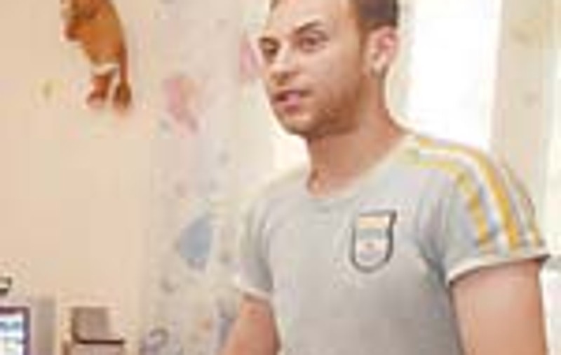 L-a snopit in bataie pe hotul care-i intrase in casa