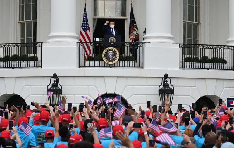 VIDEO | Donald Trump, primul eveniment public după infectarea cu COVID-19. CNN: "Discurs divizor la Casa Albă" în fața a sute de oameni, cu atac la Joe Biden
