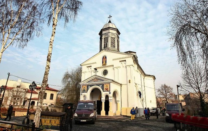 A prădat o chilie în timp ce popii erau la slujbă