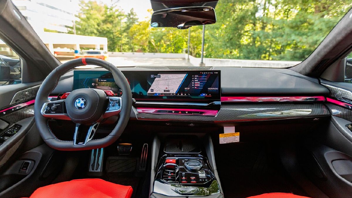 Interior cu bord de mașină BMW M5