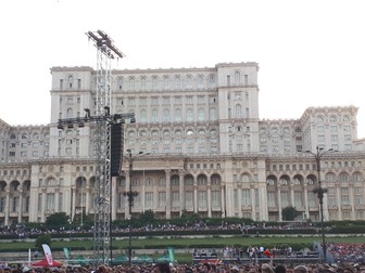 FOTO : Sute de persoane ”cu pile” au asistat la concert gratis, din curtea Palatului Parlamentului FOTO Gabriel Isac