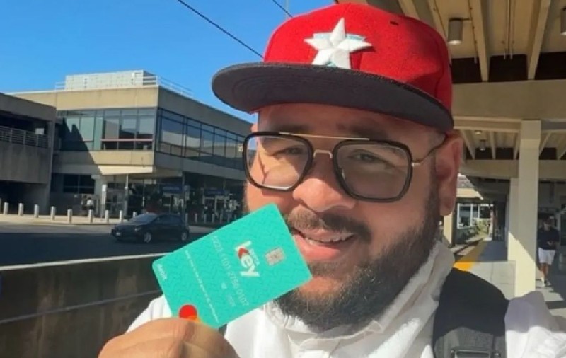 Un bărbat zboară 1.300 de kilometri până la serviciu pentru că este mai ieftin decât să închirieze un apartament, în SUA