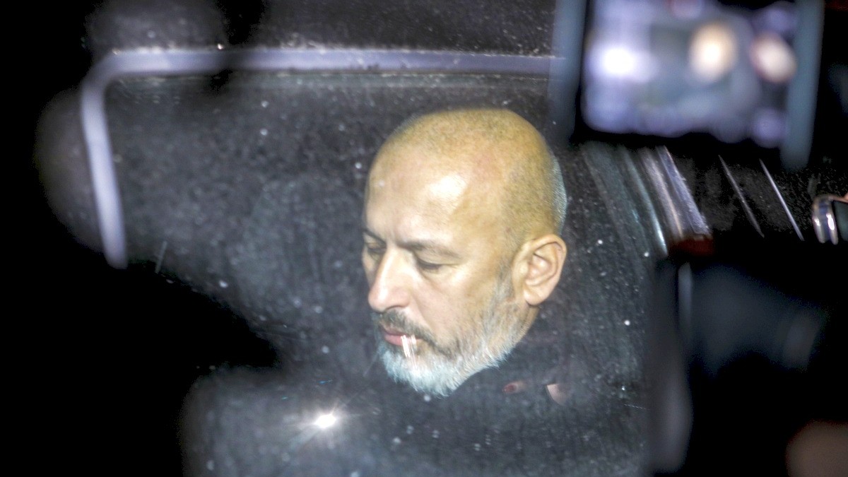Cornel Dinicu este transportat cu masina de politie de la sediul Parchetului de pe langa Tribunalul Prahova, dupa ce a fost retinut pentru 24 de ore, in Ploiesti, 2 ianuarie 2024. Foto: Inquam Photos / Ovidiu Micsik