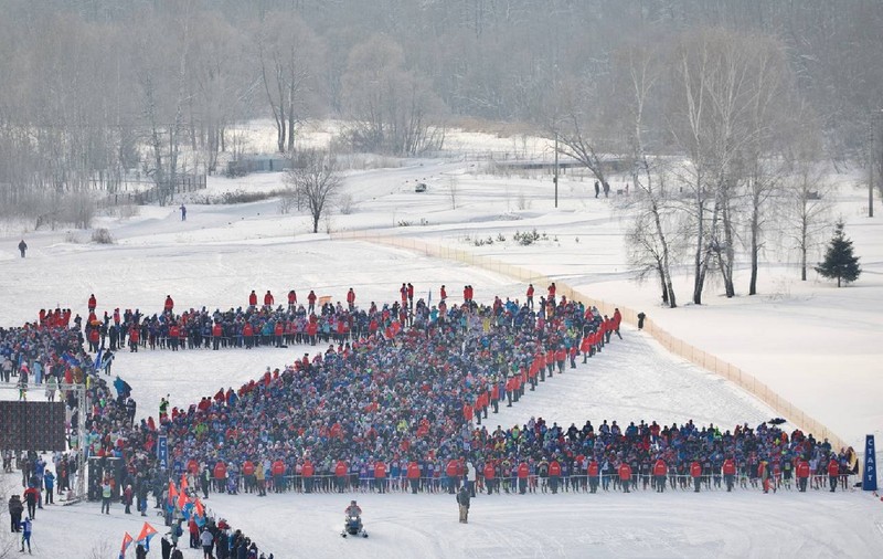 10.000 de ruși pe schiuri au fost puși să ia startul în forma literei Z, la o cursă tradițională la Khimki. Putin le-a transmis un mesaj