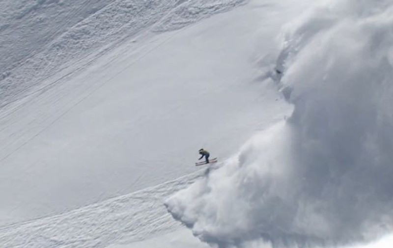 Gestul fabulos al unui schior aflat pe punctul de a fi înghițit de o avalanșă - VIDEO