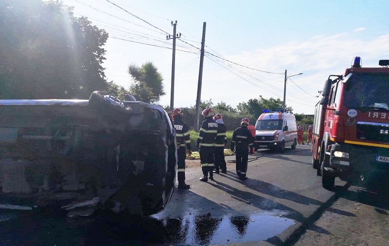 Doi morți și 9 copii răniți la Aninoasa, în Dâmbovița, după ce un microbuz a fost lovit de o mașină