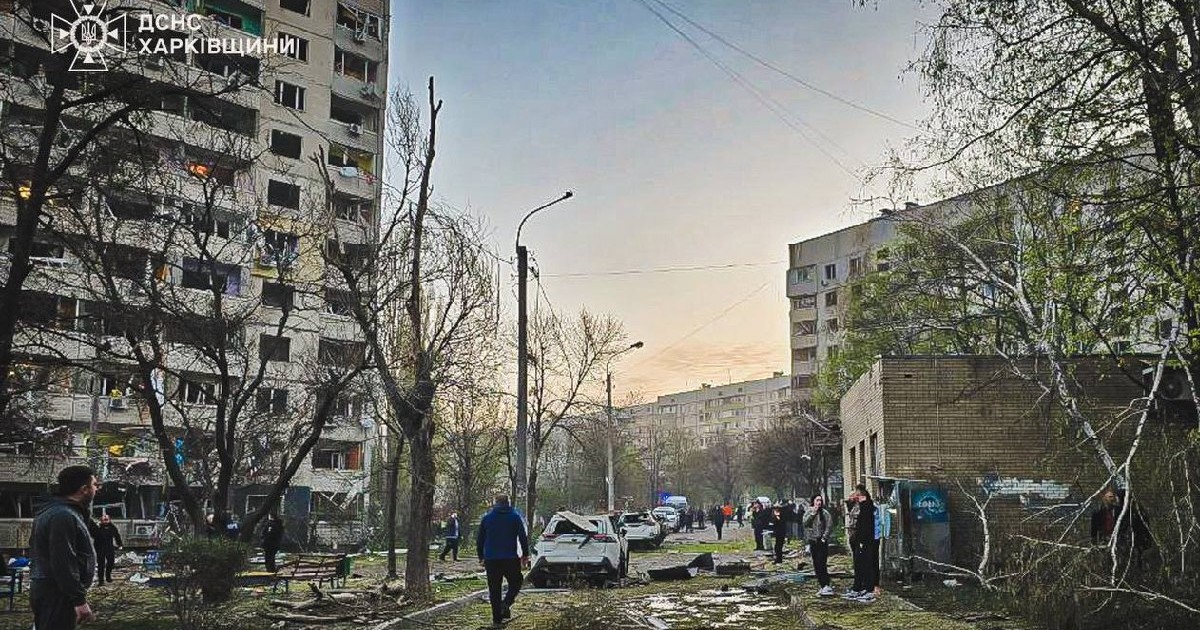 Blocuri distruse în Harkov după un atac cu rachete al Rusiei. Mașini avariate, oameni care merg cu capul plecat