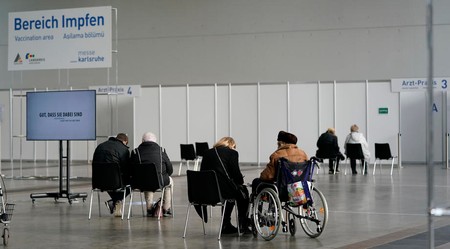 Pacienții așteaptă la un centru de vaccinare în Karlsruhe, Germania pe 20 ianuarie 2021. Soldații nemți au ajutat cu logistica centrelor de vaccinare din țară. Fotografie via EPA-EFE/RONALD WITTEK