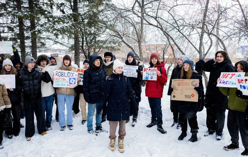 Protest rar în Rusia. Zeci de oameni au ieșit în stradă, pe ger și zăpadă, din cauza blocării Roblox: „Este victima Cortinei de Fier digitale”