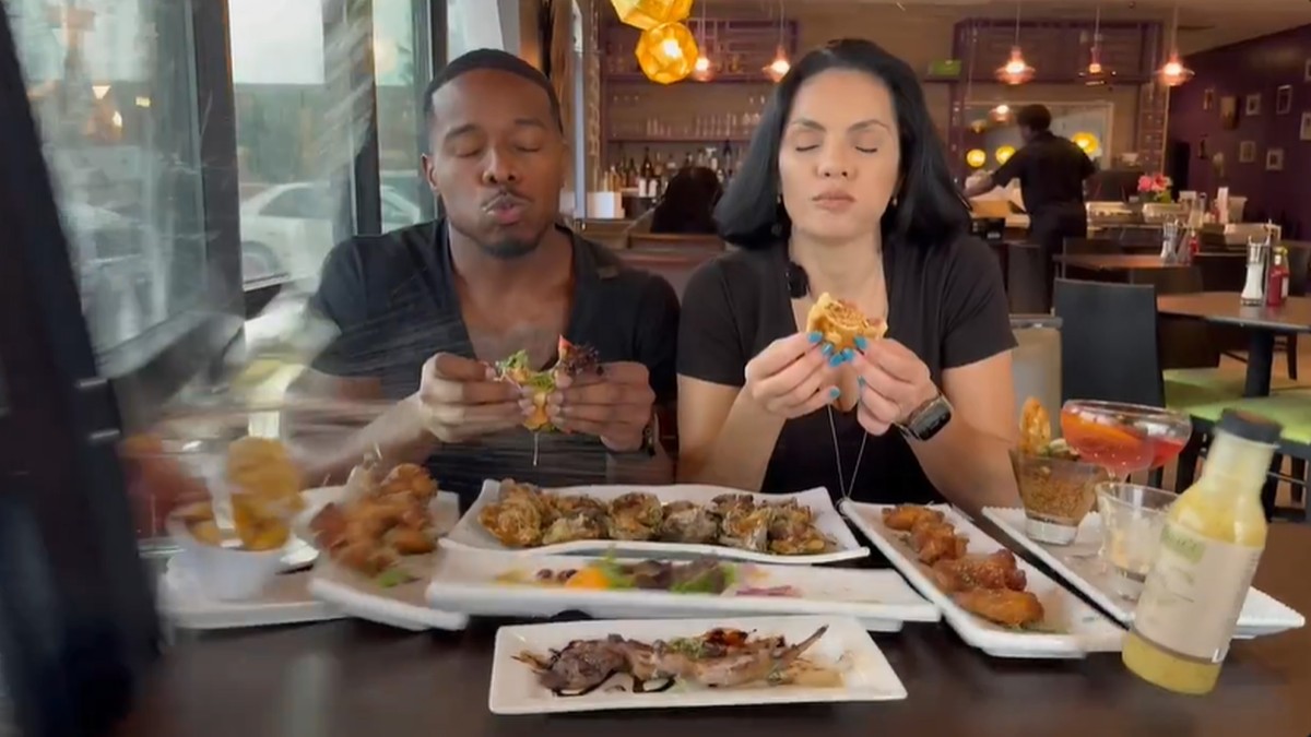 Doi influenceri stau la masă într-un restaurant și mănâncă burger în momentul în care geamul locației se sperge, lovit de o mașină, august 2025