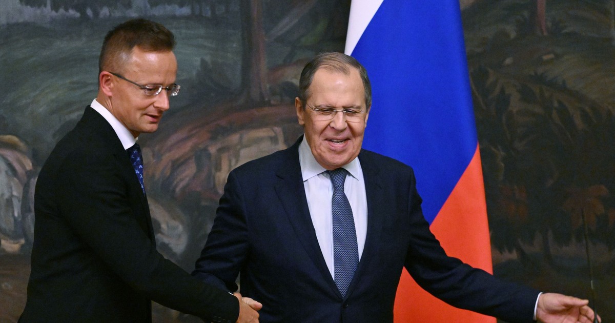 Peter Szijjarto (stânga) dă mâna cu Serghei Lavrov înainte de o conferință de presă la Moscova Foto: Hepta