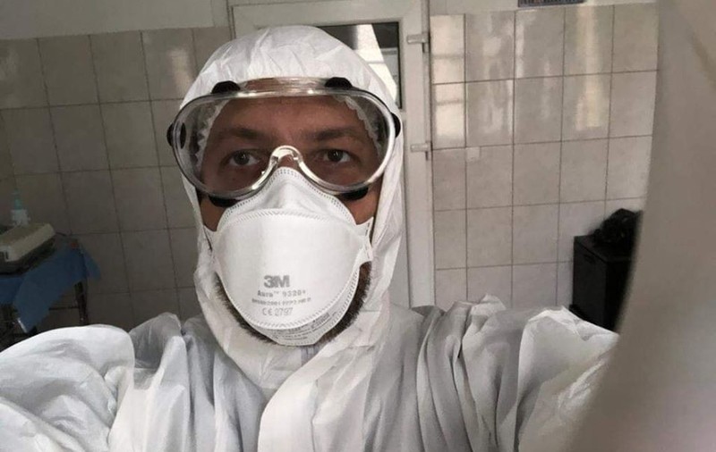 INTERVIU | Medicul senator Adrian Wiener: Cazurile uşoare şi medii de COVID-19 trebuie tratate acasă. Spitalele nu pot asigura izolarea