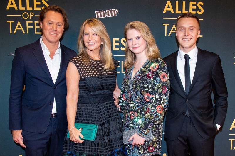 Jeroen Rietbergen și Linda de Mol, fosta parteneră. În imagine apar și Noa și Julian Vahle, copiii din prima căsătorie a femeii. Foto: Profimedia