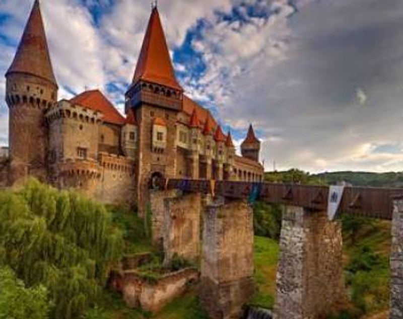 Târgul European al Castelelor, găzduit de Castelul Corvinilor, și-a deschis porțile