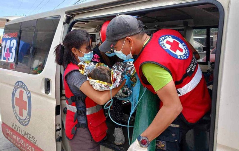 „Este un miracol”. O fetiță de 3 ani din Filipine a fost scoasă în viață, după ce a stat 60 de ore sub dărâmături
