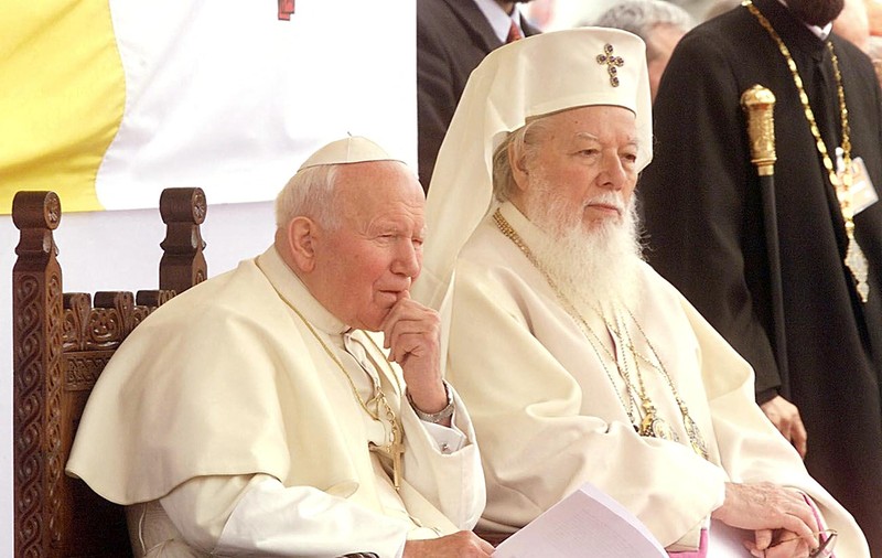Doi bătrâni în veșminte albe au reușit să îmblânzească istoria. 25 de ani de la vizita Papei Ioan Paul al II-lea în România