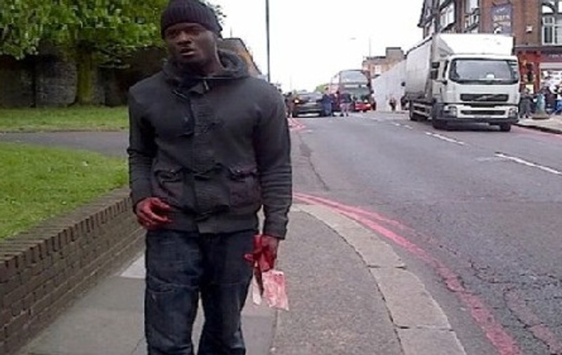 IMAGINI DE COŞMAR! Teroriştii care AU DECAPITAT UN MILITAR la Londra, au rostit UN MESAJ în faţa trecătorilor îngroziţi! VIDEO