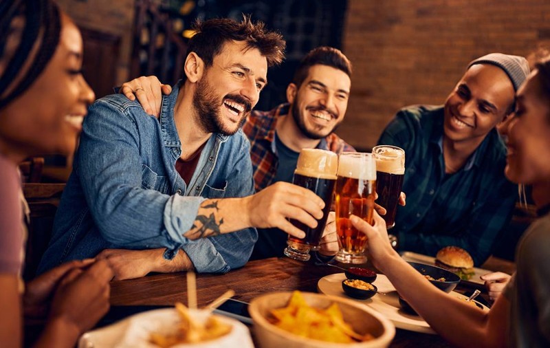 Turiștii care comandă alcool după prânz în Thailanda riscă o amendă de 270 de euro